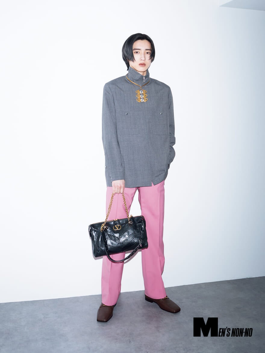ヴァレンティノのメンズブルゾンにピンクのスラックスを合わせてコーディネートする道枝駿佑さん