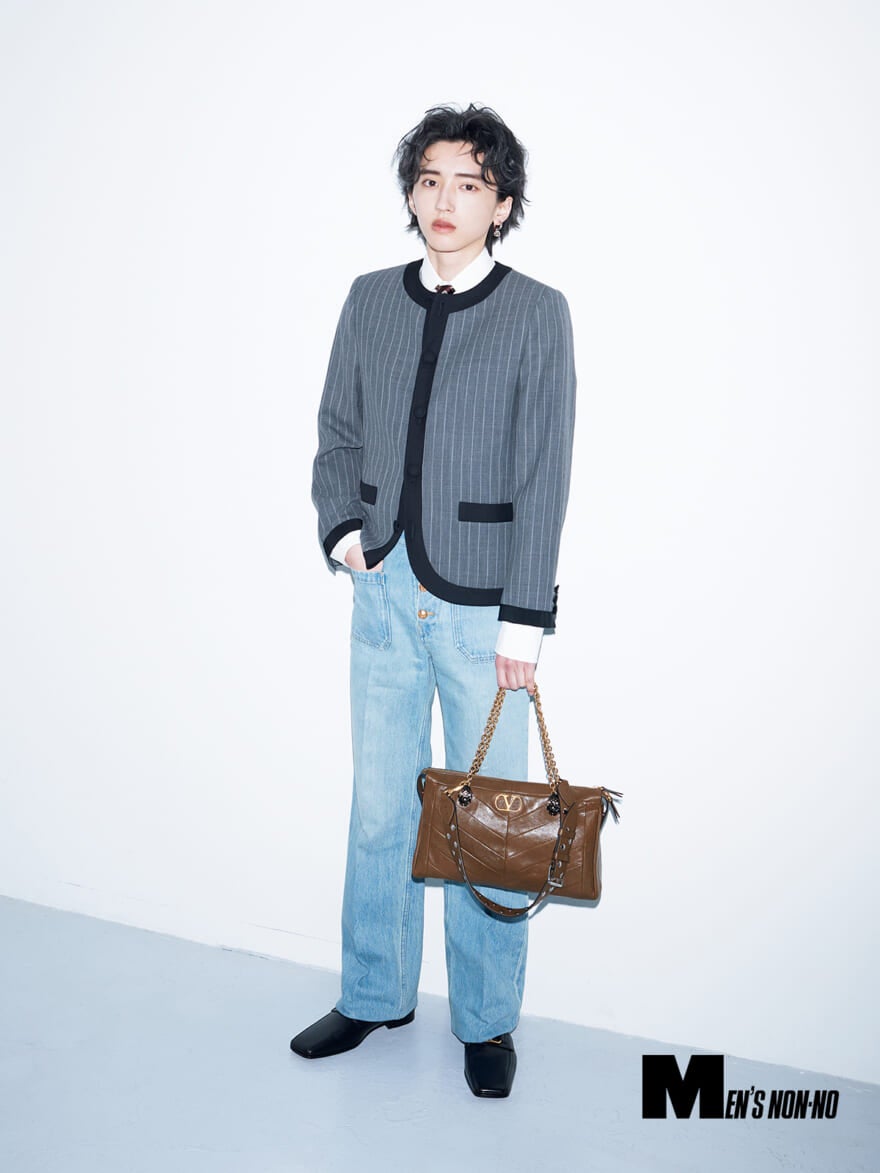 ヴァレンティノのノーカラージャケットにデニムと、「パンテア」バッグを合わせてコーディネートする道枝駿佑さん