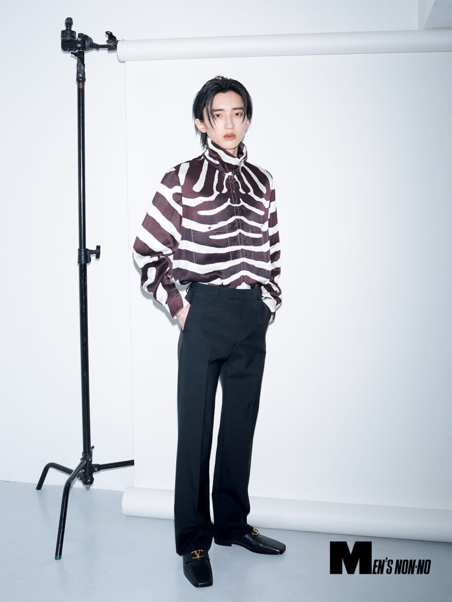 ヴァレンティノのアニマル柄ブラウスを着用する道枝駿佑さん