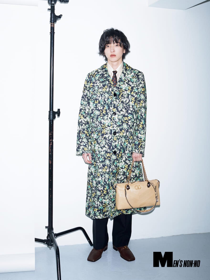 ヴァレンティノの春物の花柄ロングコートを着用する道枝駿佑さん