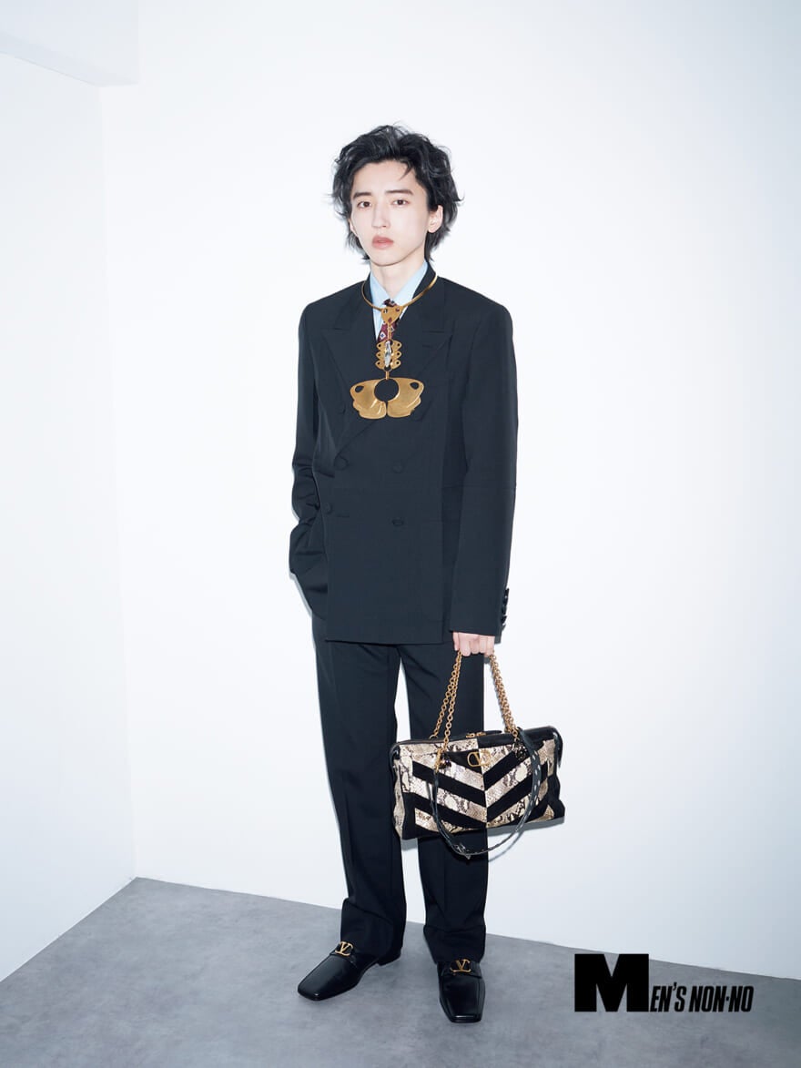 ヴァレンティノの春物メンズ用ダブルジャケットのセットアップに蝶々のネックレスをコーディネートした道枝駿佑さん