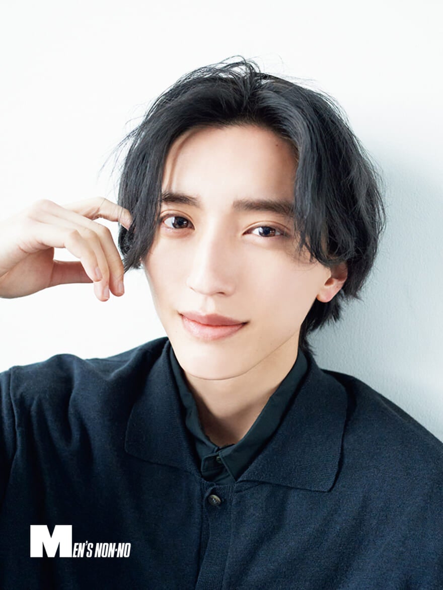 黒いシャツでインタビューにこたえる道枝駿佑さん