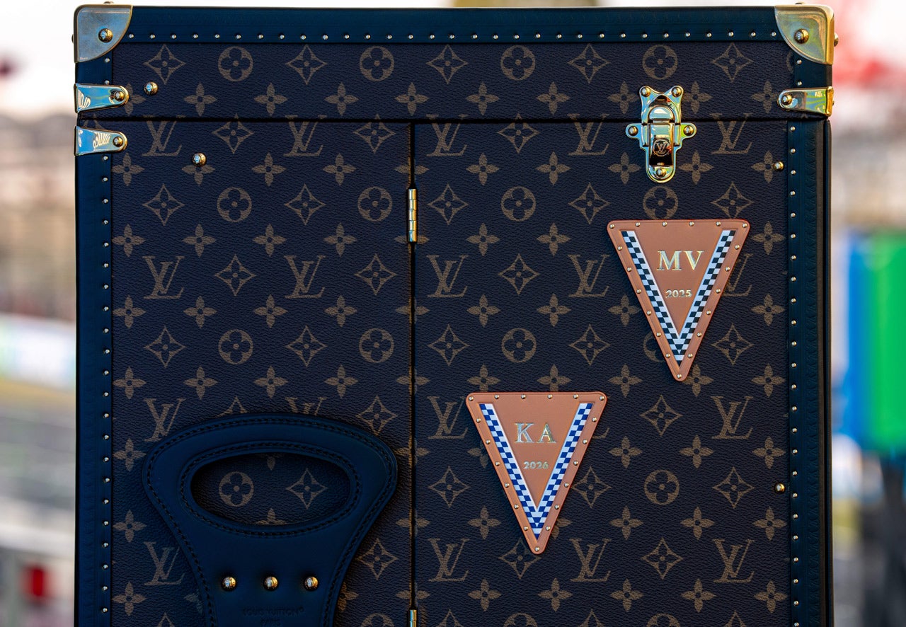 F1日本グランプリ優勝者のトロフィーケースについた、ヴィクトリーパッチ