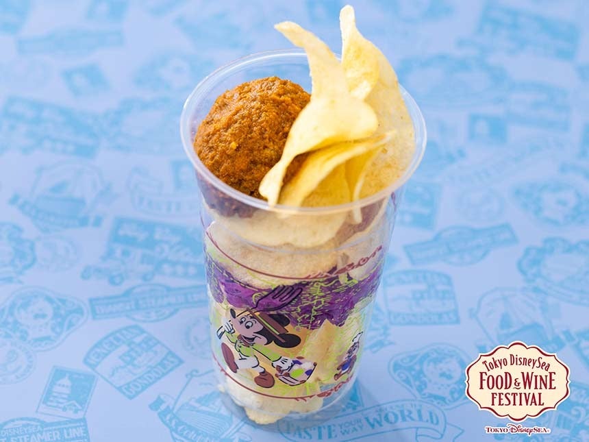 東京ディズニーシー期間限定食べ歩きメニュー ワインフェスのオススメ「バタービーフカレー＆チップス（Calbeeポテトチップスうすしお味使用）」