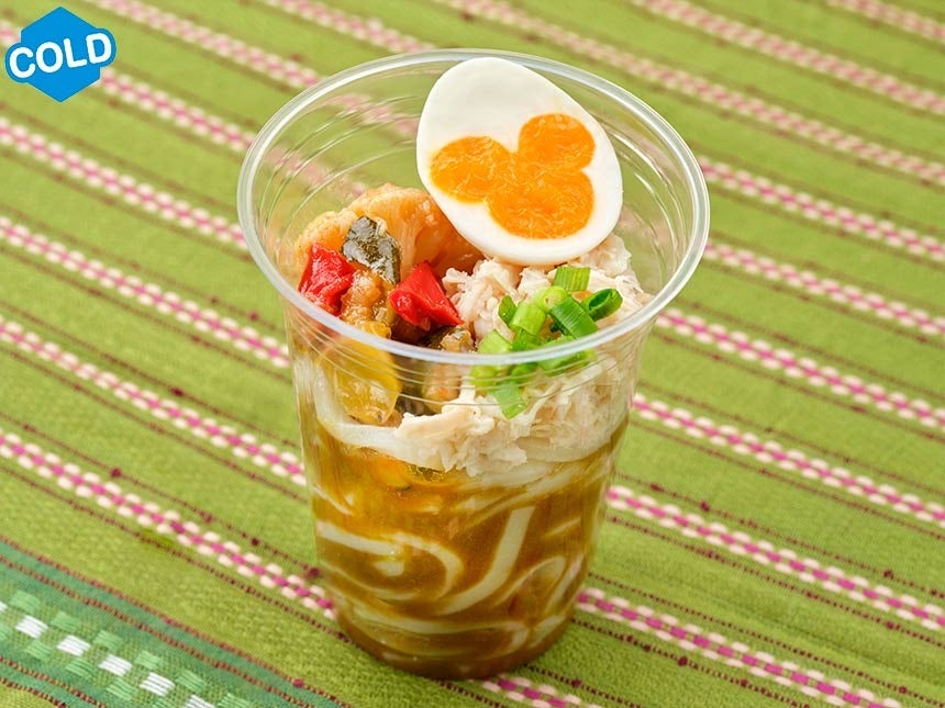 東京ディズニーシー食べ歩きメニュー 期間限定「チキンとエッグの冷やしカレーうどん（中辛）」
