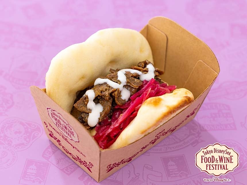 東京ディズニーシー期間限定食べ歩きメニュー「カリー香るビーフのナンサンド、フムスとヨーグルトソース（ハウス こくまろカレー使用）」