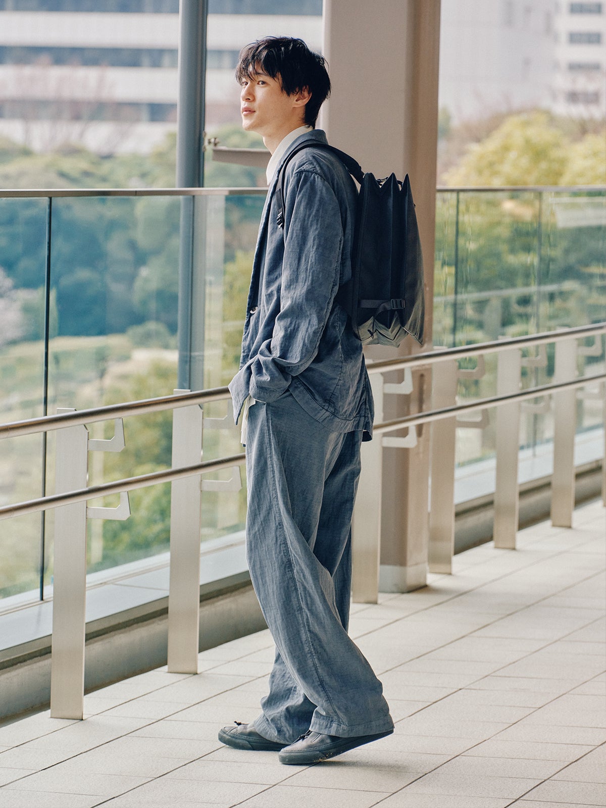 GOOD GOODS ISSEY MIYAKE(グッド グッズ イッセイ ミヤケ)の新作バックパック「JABARA(じゃばら)」リュックのブラックカラーを使ったメンズファッションコーディネート