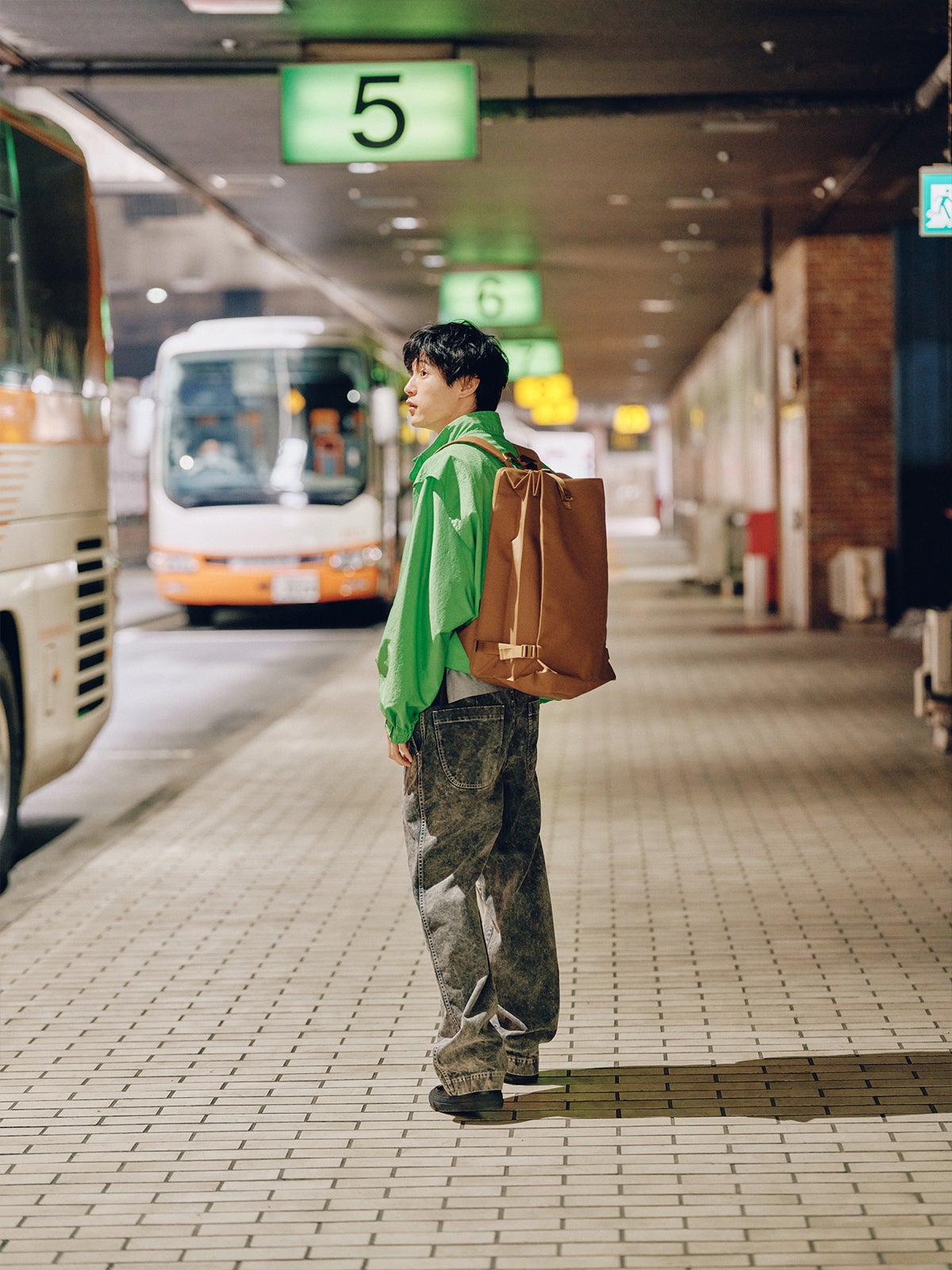 GOOD GOODS ISSEY MIYAKE(グッド グッズ イッセイ ミヤケ)の新作バックパック「JABARA(じゃばら)」リュックのブラウンカラーを使ったメンズファッションコーディネート