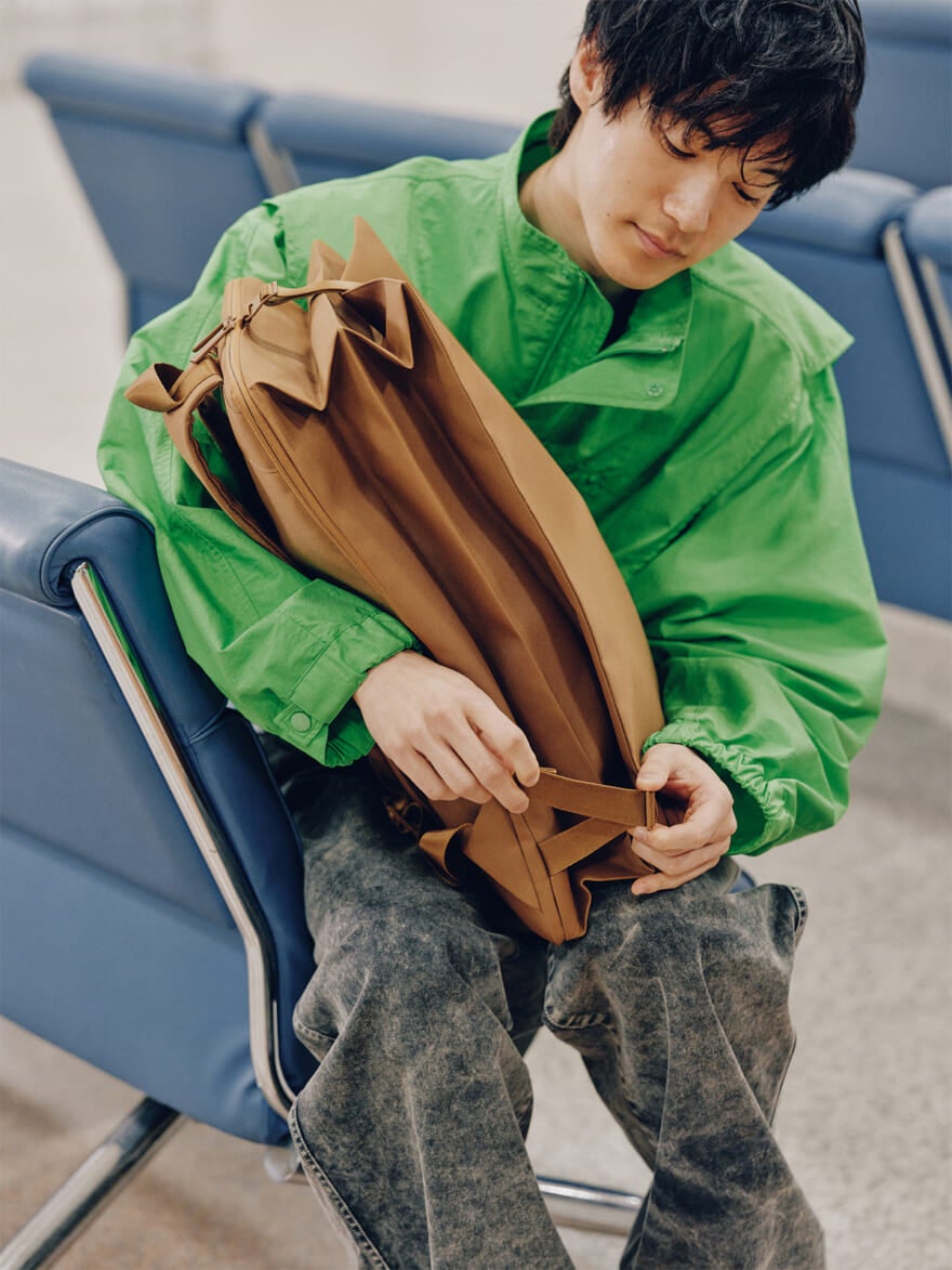 GOOD GOODS ISSEY MIYAKE(グッド グッズ イッセイ ミヤケ)の「JABARA(じゃばら)」リュックのブラウンカラーを横から見たところ