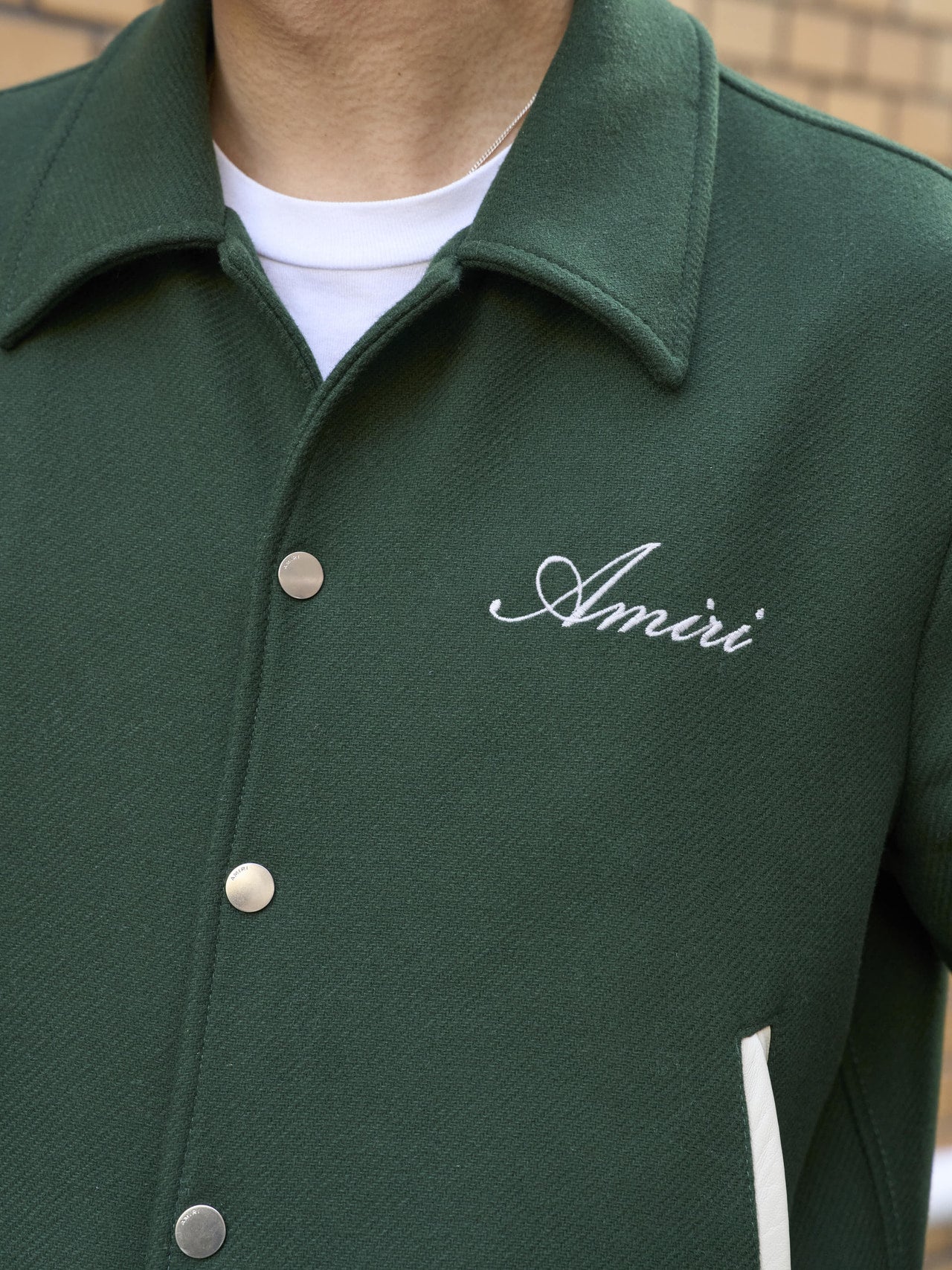 アミリのジャケットの胸もと