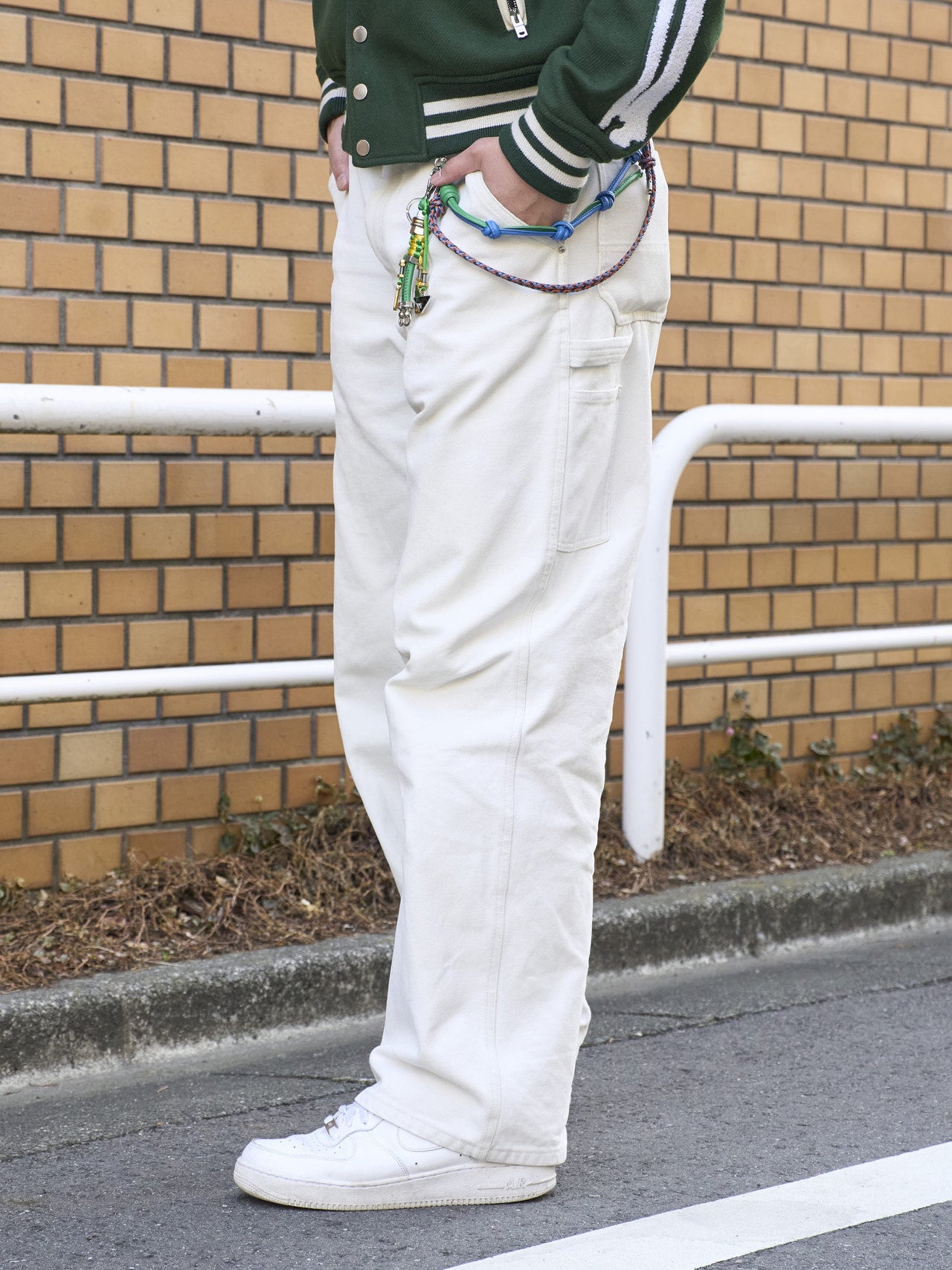 アクネ ストゥディオズのペインターパンツのサイド