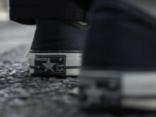 特別な「コンバース オールスター」を春コーデに。【おしゃれな人はメジャーブランドの愛用スニーカーをどう履く？Vol.150】