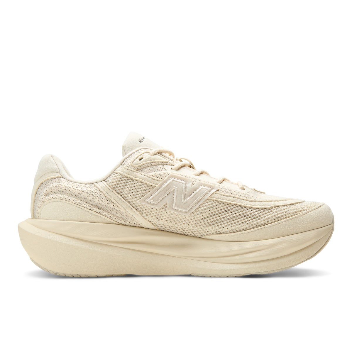 District Vision ＆ New Balance 1080 v15　ベージュ　2