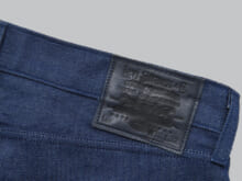 “日本の深い青”をオールブラックの次なる選択肢に。「リーバイス®」のプレミアムラインの人気作に新色登場。[Levi’s® BLUETAB™ ANCHOR RELAXED®]【新作デニム図鑑】