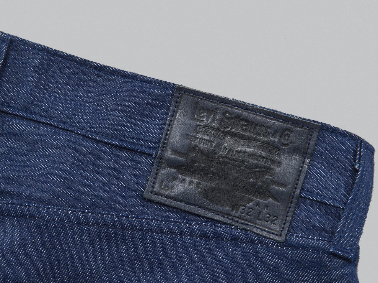 “日本の深い青”をオールブラックの次なる選択肢に。「リーバイス®」のプレミアムラインの人気作に新色登場。[Levi’s® BLUETAB™ ANCHOR RELAXED®]【新作デニム図鑑】