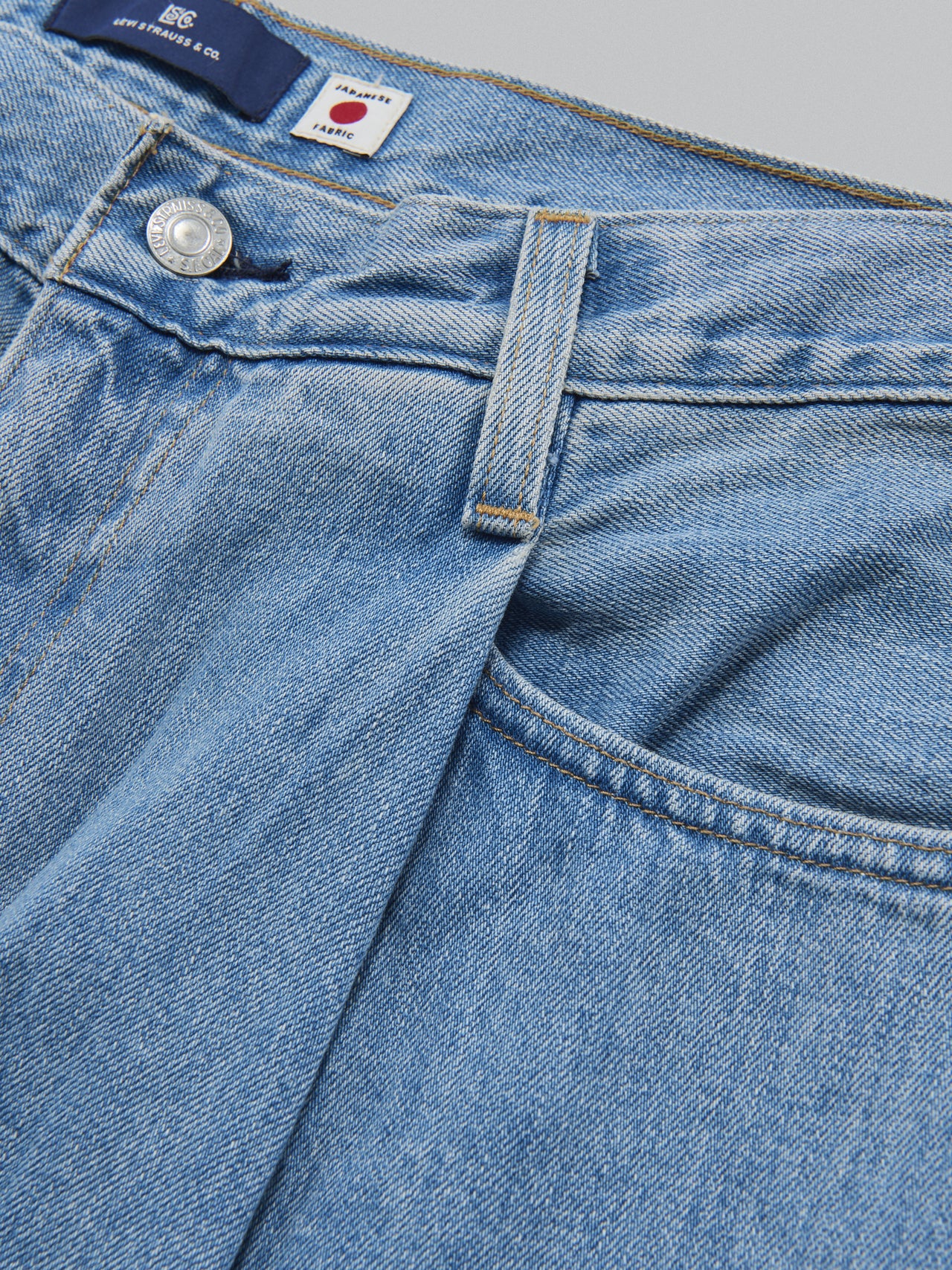 Levi's® BLUETAB™ Wide Pleats Cropのベルト部分
