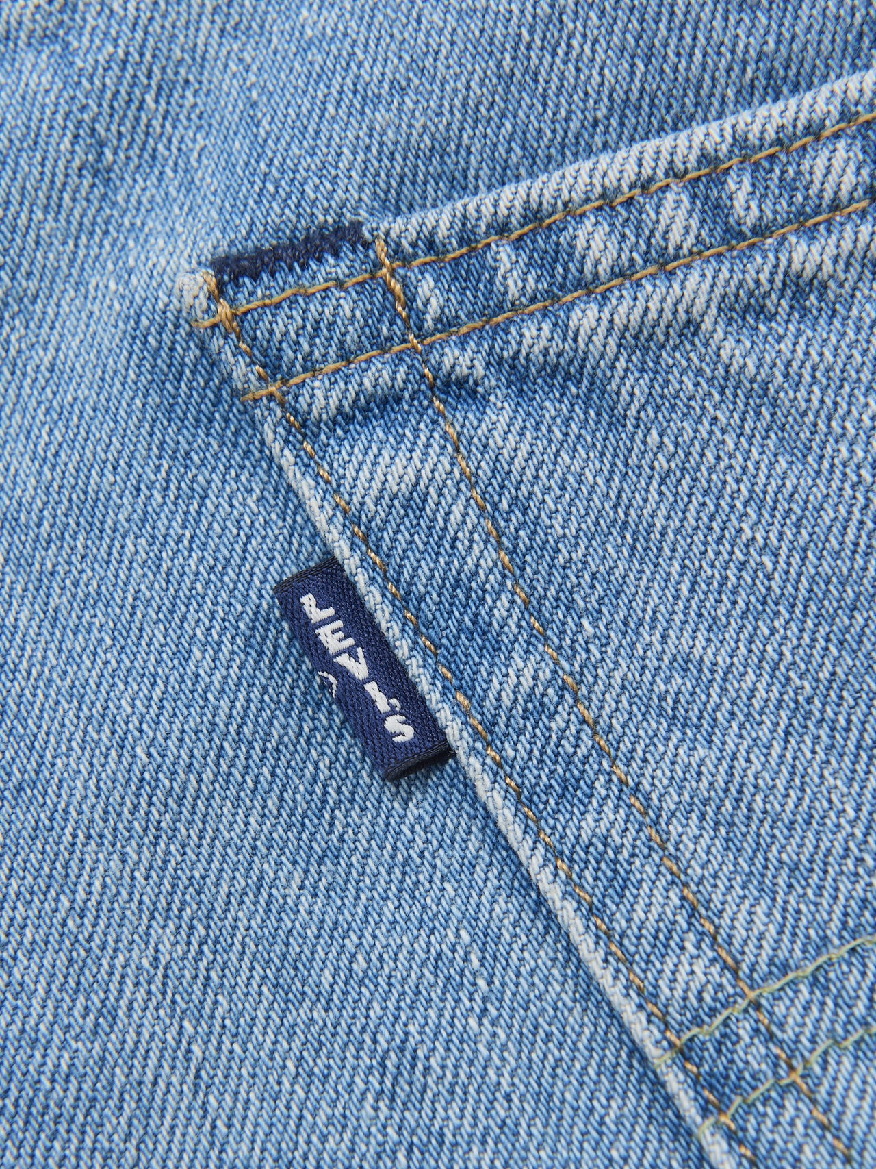 Levi's® BLUETAB™ Wide Pleats Cropのロゴ部分