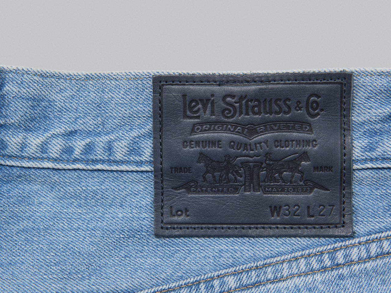 春のデニム選びはリーバイス®の「ワイド」が大大大正解。タック、股上深め、短め丈...すべてが絶妙！[Levi’s® BLUETAB™ Wide Pleats Crop]【新作デニム図鑑】