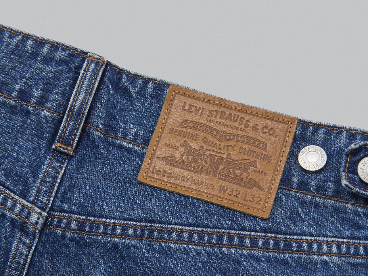 ついに「リーバイス&reg;」にも&ldquo;バレルレッグ&rdquo;！この美シルエットが春の主役になるワケ。[Levi's&reg; Baggy Barrel]【新作デニム図鑑】