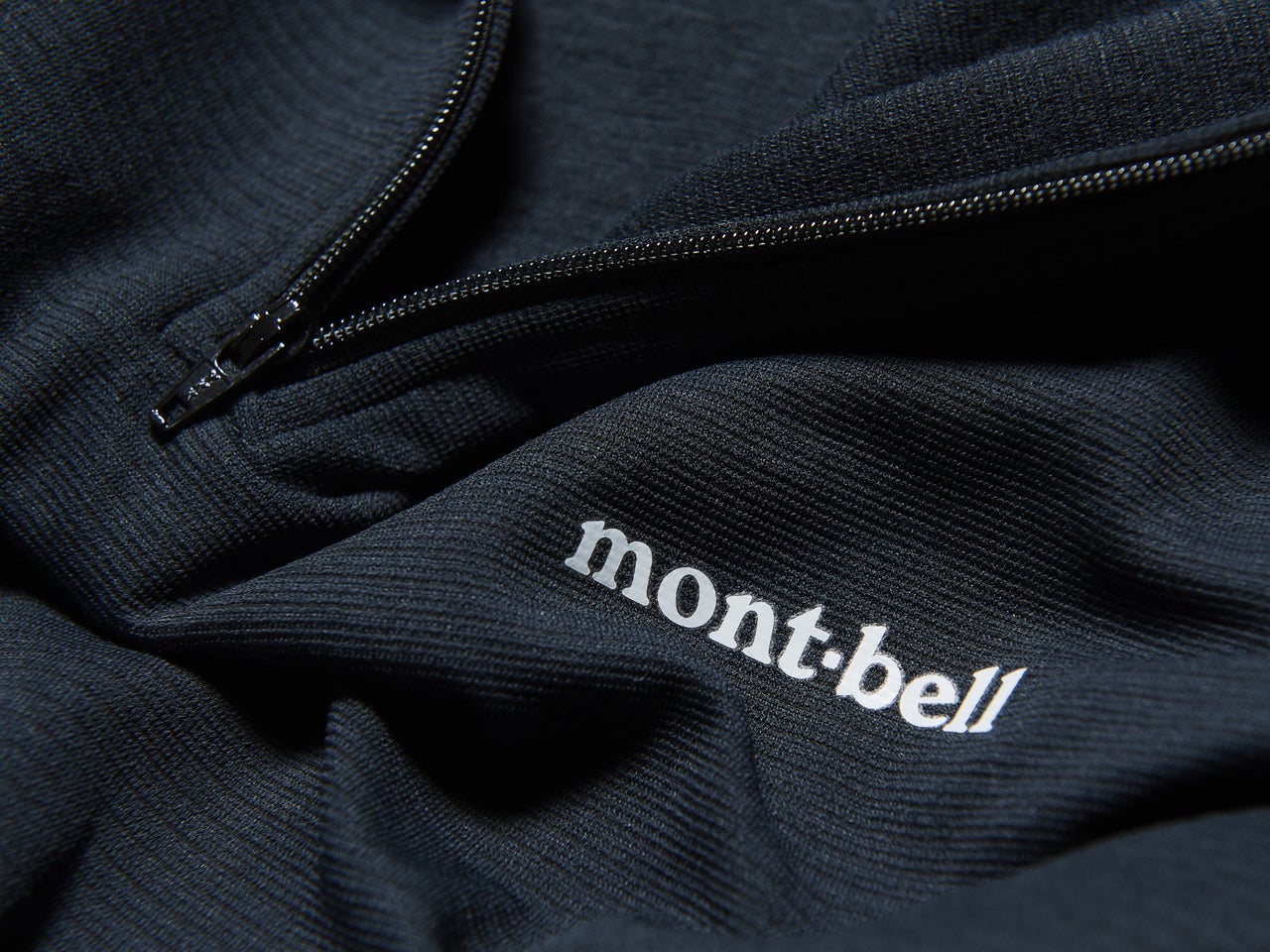 【モンベルの裏名品】マイ定番を見つけたいなら、まずはみんなが愛用する「mont-bell」の黒から。／ジオライン M.W.ハイネックシャツ