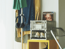 クローゼットも靴箱もなくていい。収納少なめ物件を救う「浮かせて積む」整理術！ KITのラック、HAYのコンテナ... [Interior – 今月のインテリア]