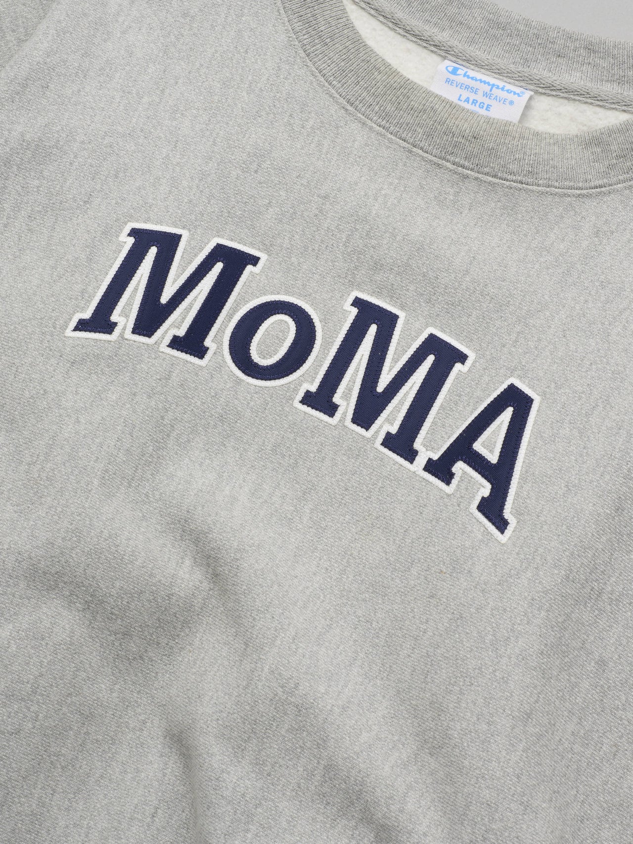 Champion&times;MoMA Design Store、クルーネックスウェットシャツ、ロゴ