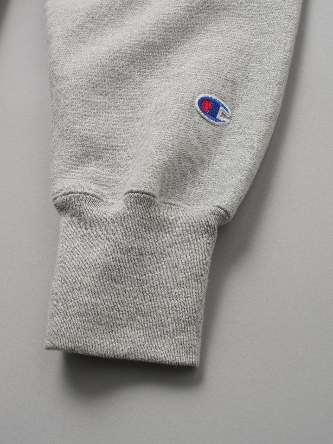 Champion&times;MoMA Design Store、クルーネックスウェットシャツ、袖