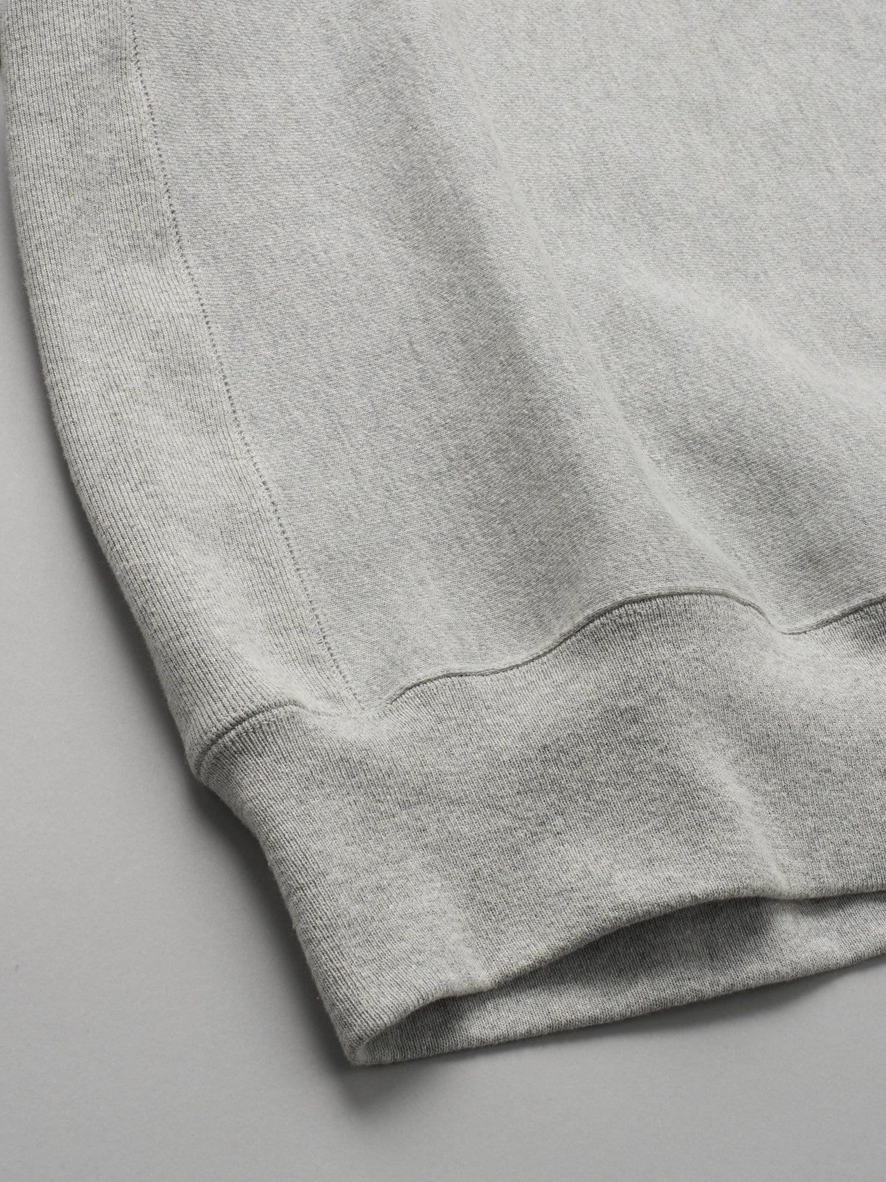 Champion&times;MoMA Design Store、クルーネックスウェットシャツ、裾