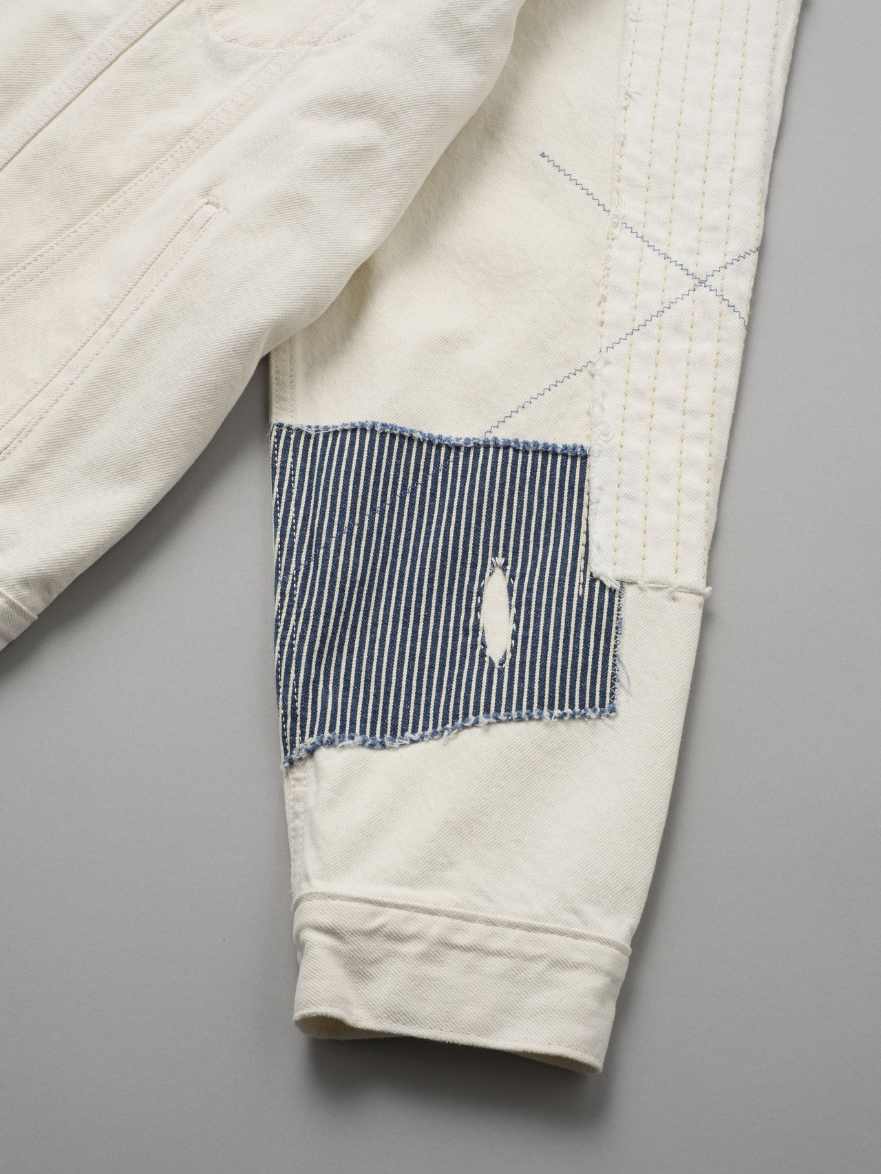 Levi’s®、リラックスフィット トラッカージャケット、「福」刺繍ディテールLevi’s®、リラックスフィット トラッカージャケット、袖、パッチワーク
