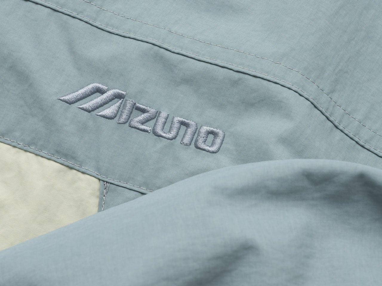 【ミズノの裏名品】パステルカラーが超新鮮。「MIZUNO」のシェルパーカは服好きにこそ刺さる！／ウォーターリパレントフーディートラックブルゾン