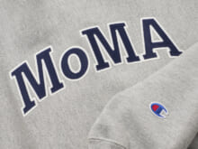 【チャンピオンの裏名品】定番“リバースウィーブ®”で差をつけるなら「MoMA」コラボ一択！／クルーネックスウェットシャツ
