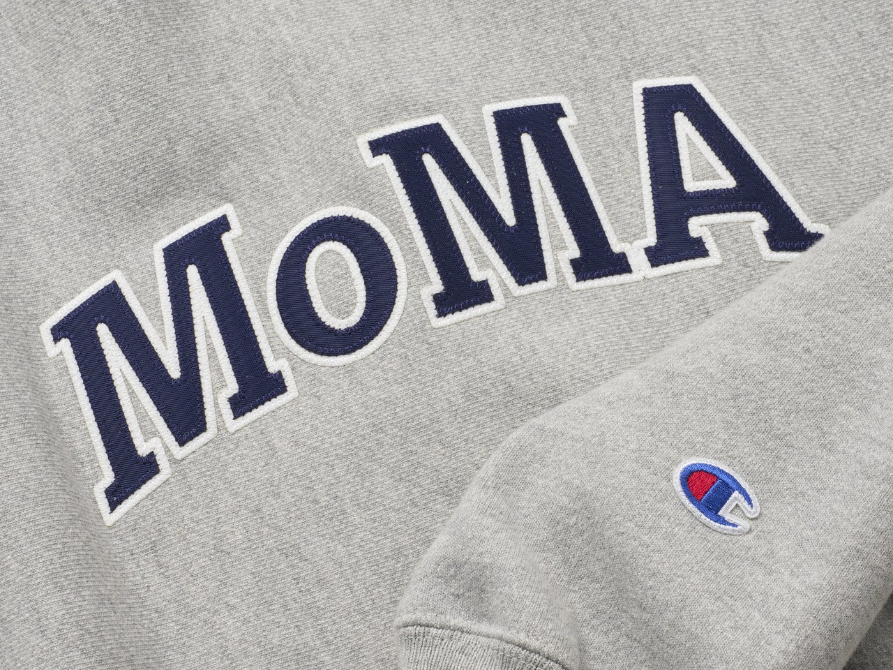 【チャンピオンの裏名品】定番“リバースウィーブ®”で差をつけるなら「MoMA」コラボ一択！／クルーネックスウェットシャツ