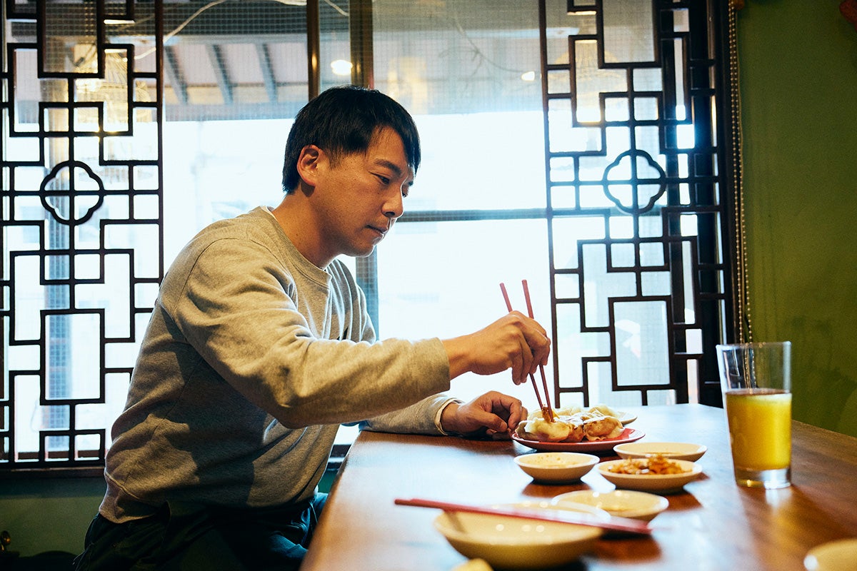 東京・乃木坂にある手作り餃子の店「蓮月」で餃子を食べるプロデューサー・池山千尋さん
