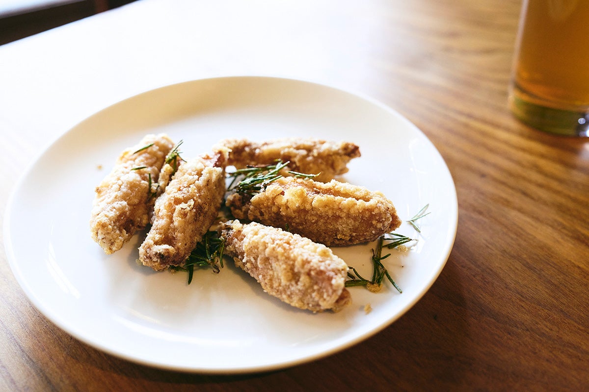 東京・乃木坂にある手作り餃子の店「蓮月イレギュラーメニュー「手羽先の唐揚げ」