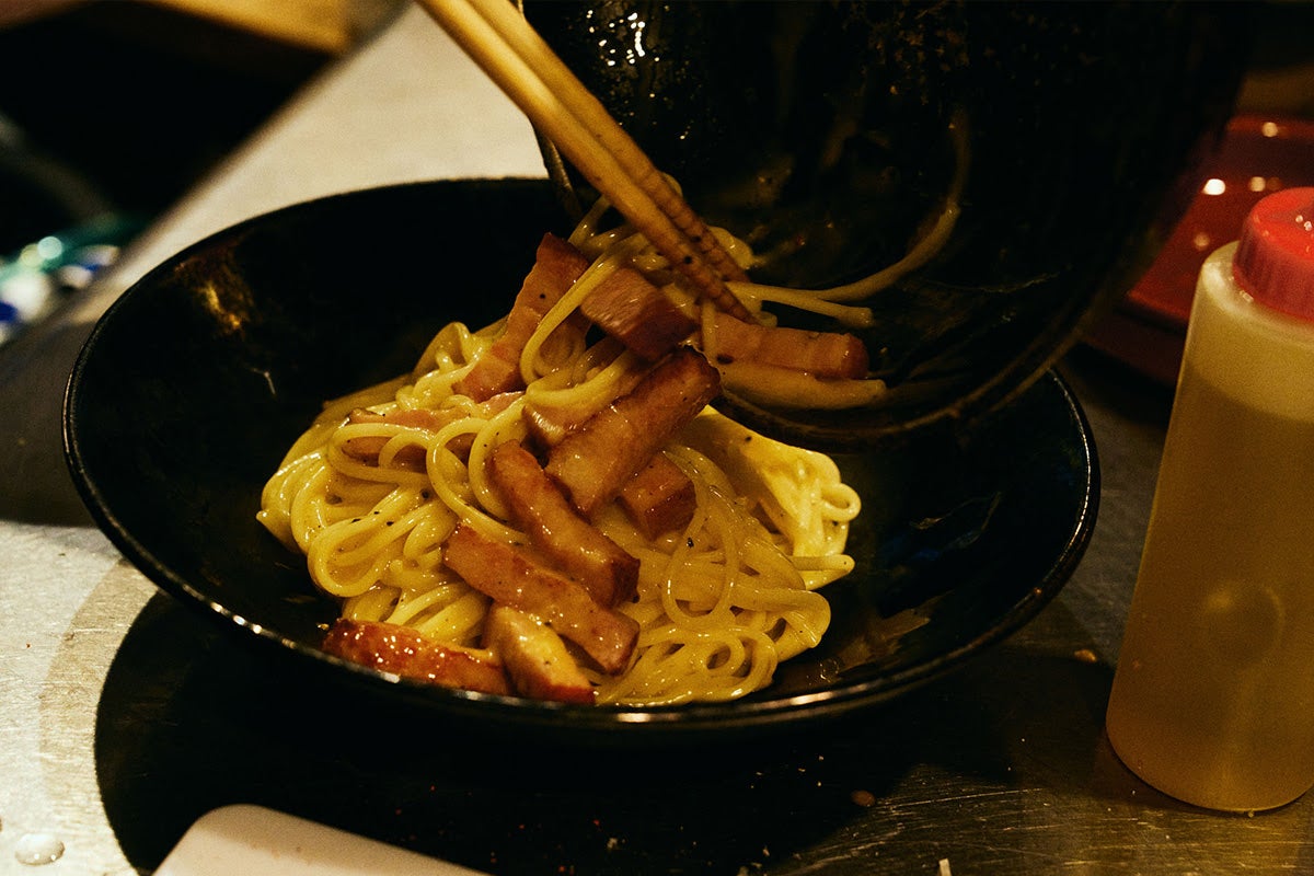 一見パスタのように見える、五島うどんアレンジメニューのカルボナーラ。