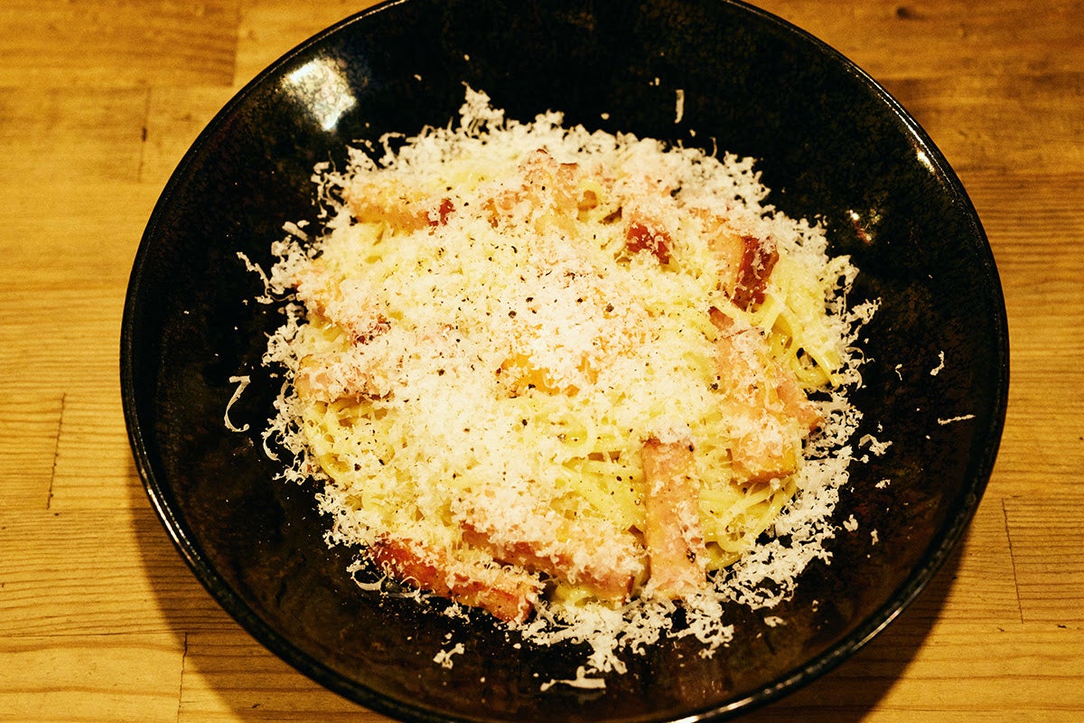 一見パスタのように見える、五島うどんアレンジメニューのカルボナーラ完成ビジュアル