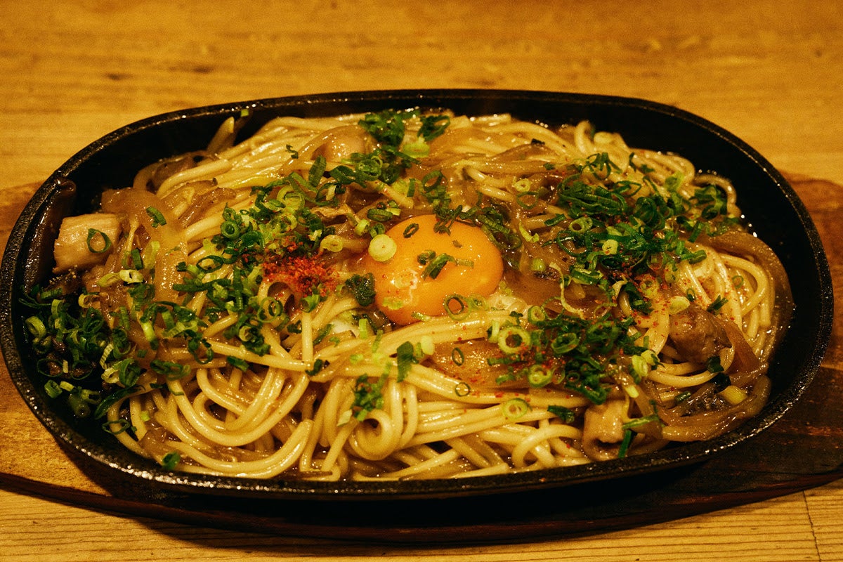 五島ホルモンの旨みたっぷりの脂に五島うどんを絡ませ、卵黄を落としたアレンジメニュー。