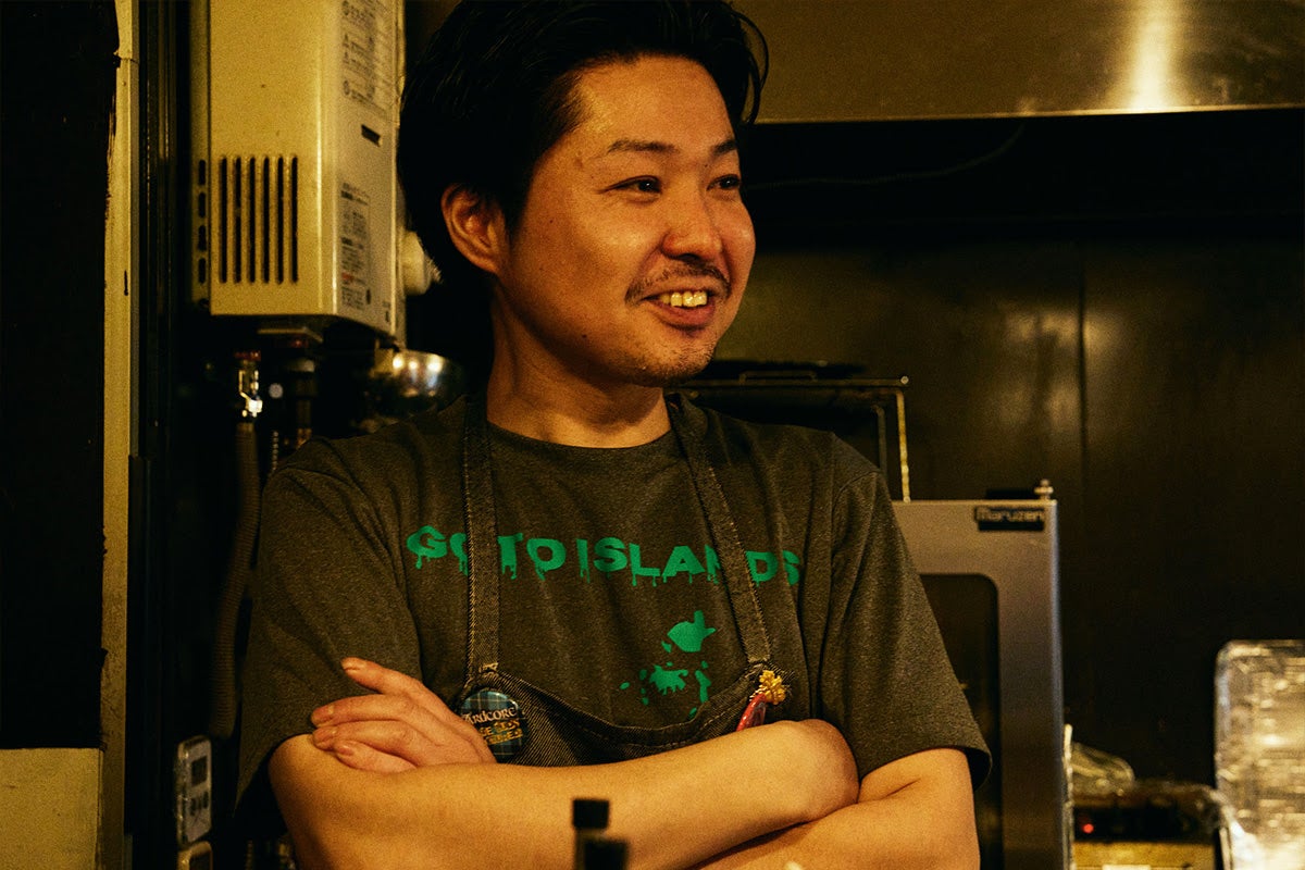 神田「bi-go」店主 尾崎さんが腕を組んでいる様子
