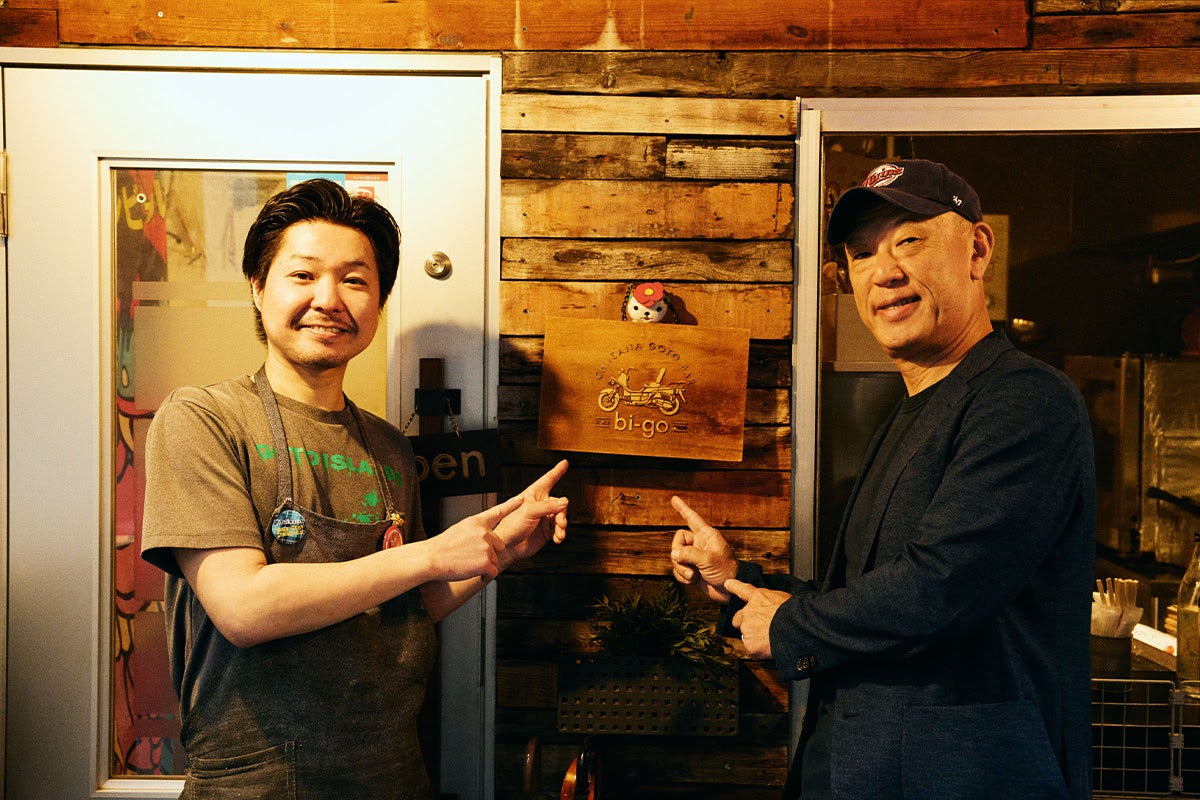 神田「bi-go」の店前で記念撮影をする尾崎さんと中村さん