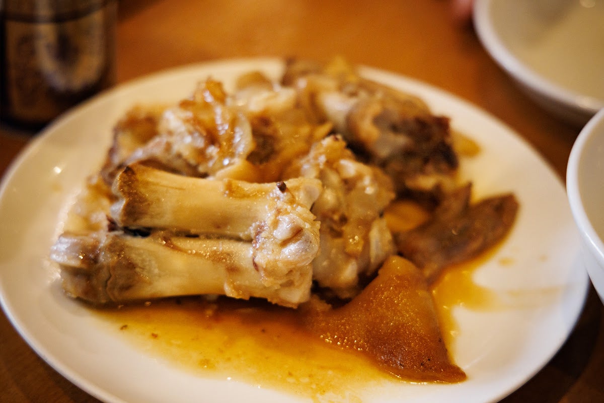 長時間煮込まれたトンソク