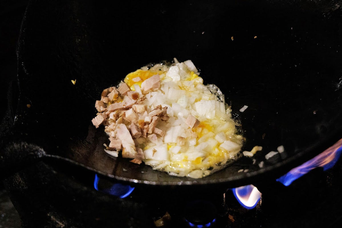 老舗台湾料理店「台北飯店」チャーハン調理中の様子1
