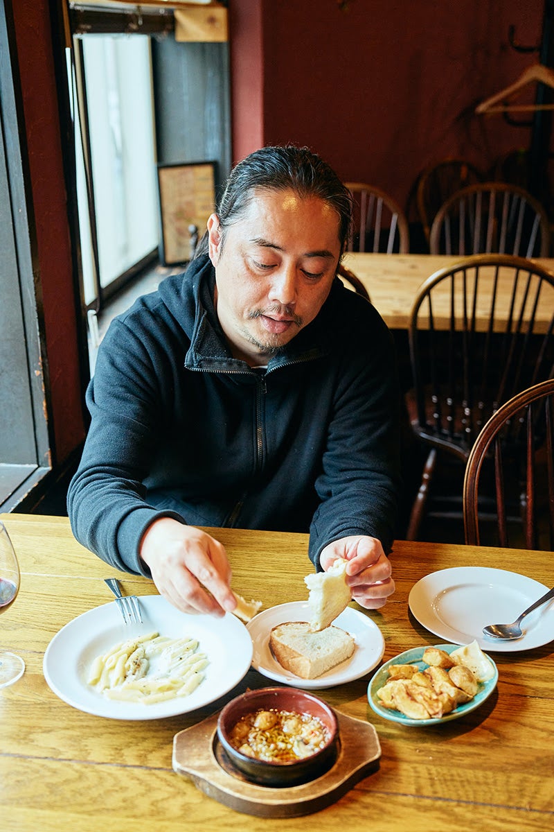 佐野隼一郎さんが「ニューハノイ」のメニューを食べているシーン