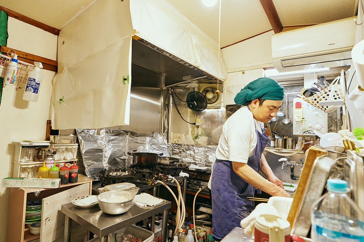 「かねまん」店主が階厨房で料理を作る様子