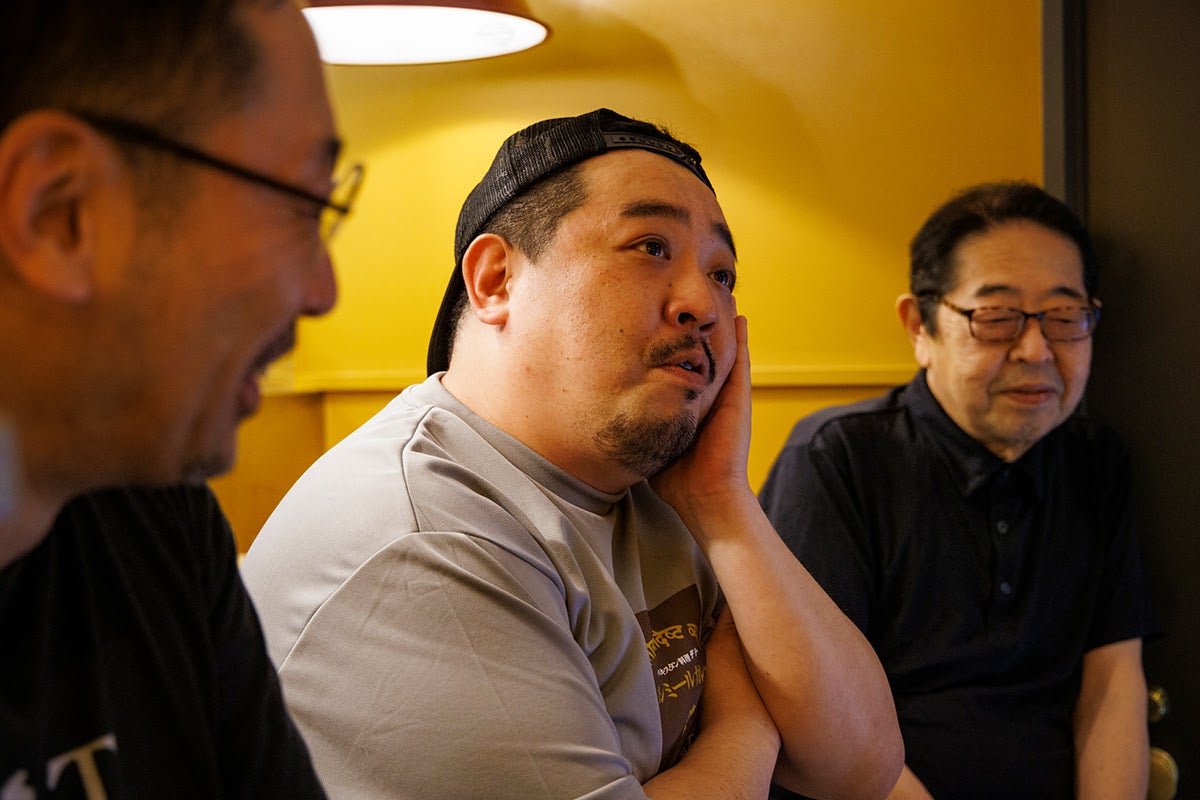 左から竹中さん、源さん、源吾さん。通販限定商品製造とレストラン営業を両立する「アトリエデリー」店内での鼎談。2