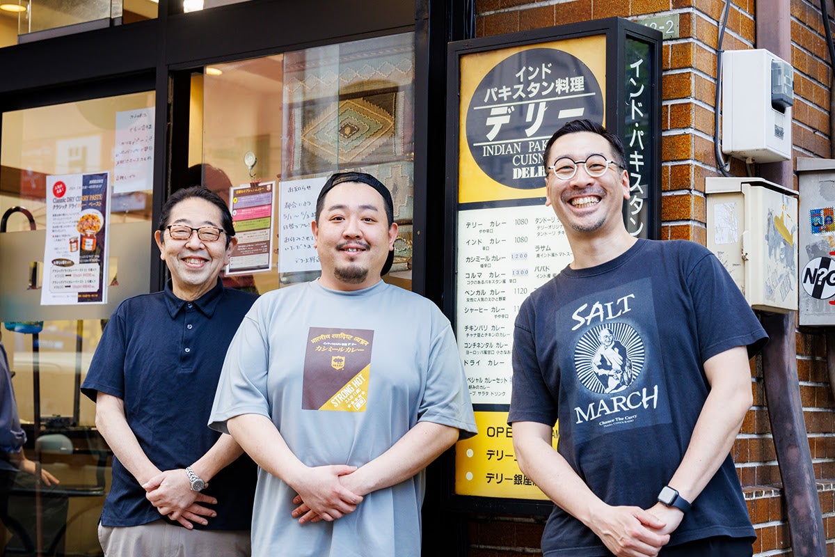 「デリー」上野店の外に並ぶ左から竹中さん、源さん、源吾さん。