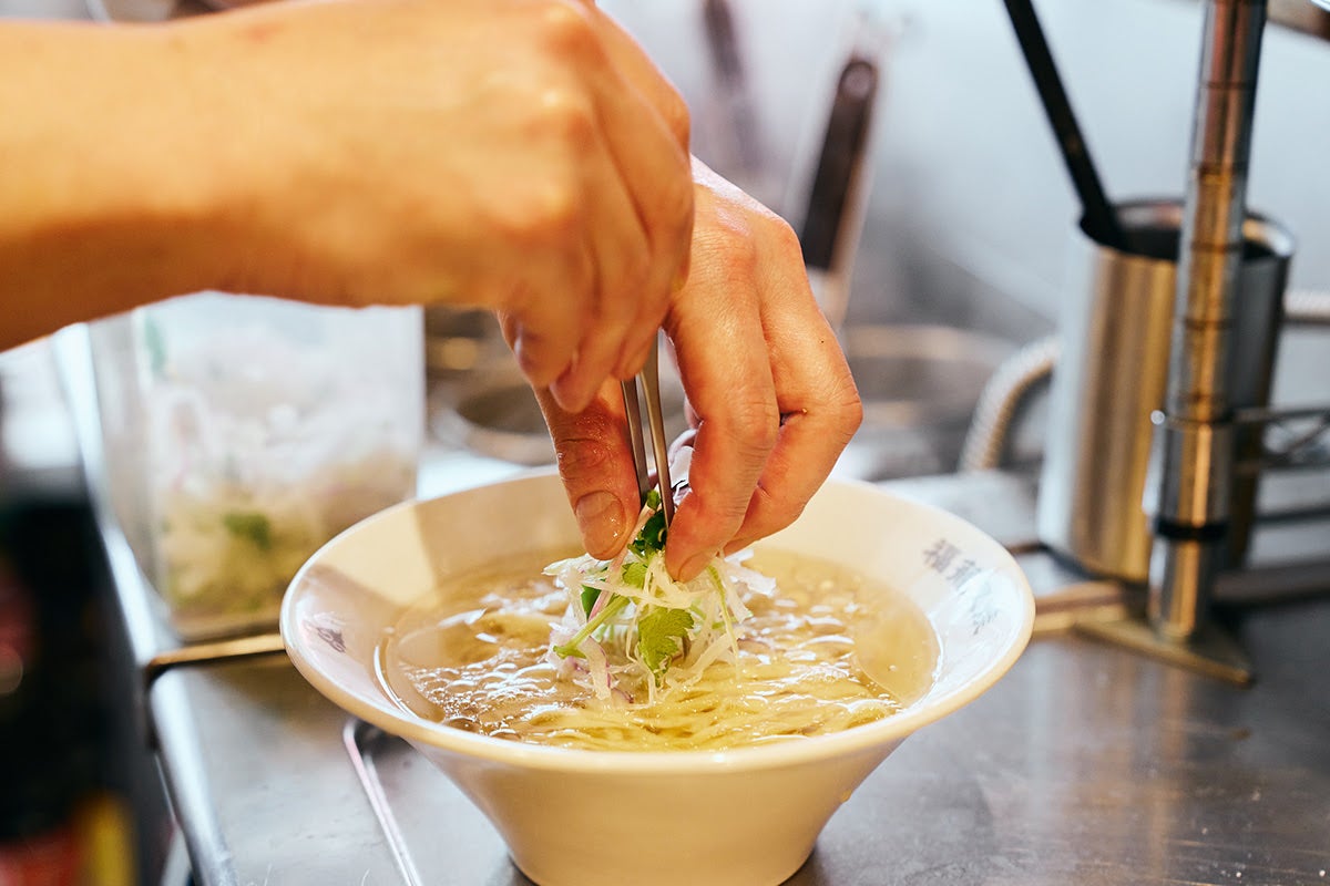 【東京・中野】叉焼専門ラーメン店「福籠叉焼」盛り付け中の様子