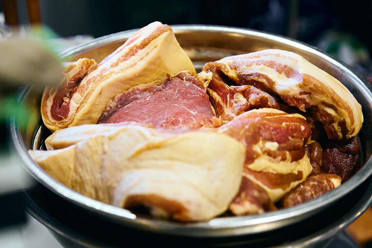 【東京・中野】叉焼専門ラーメン店「福籠叉焼」自家製チャーシュー仕込み中の様子