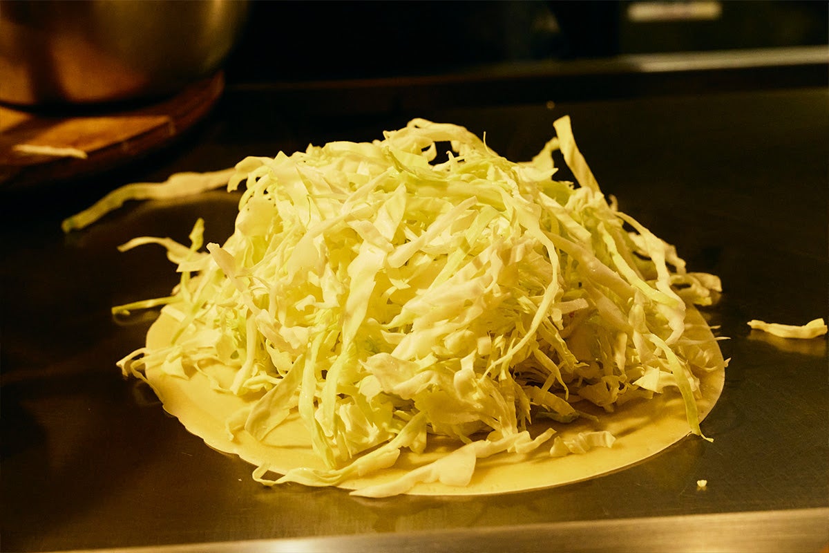 千歳烏山のお好み焼き店「遊人里」仕込み中の様子1