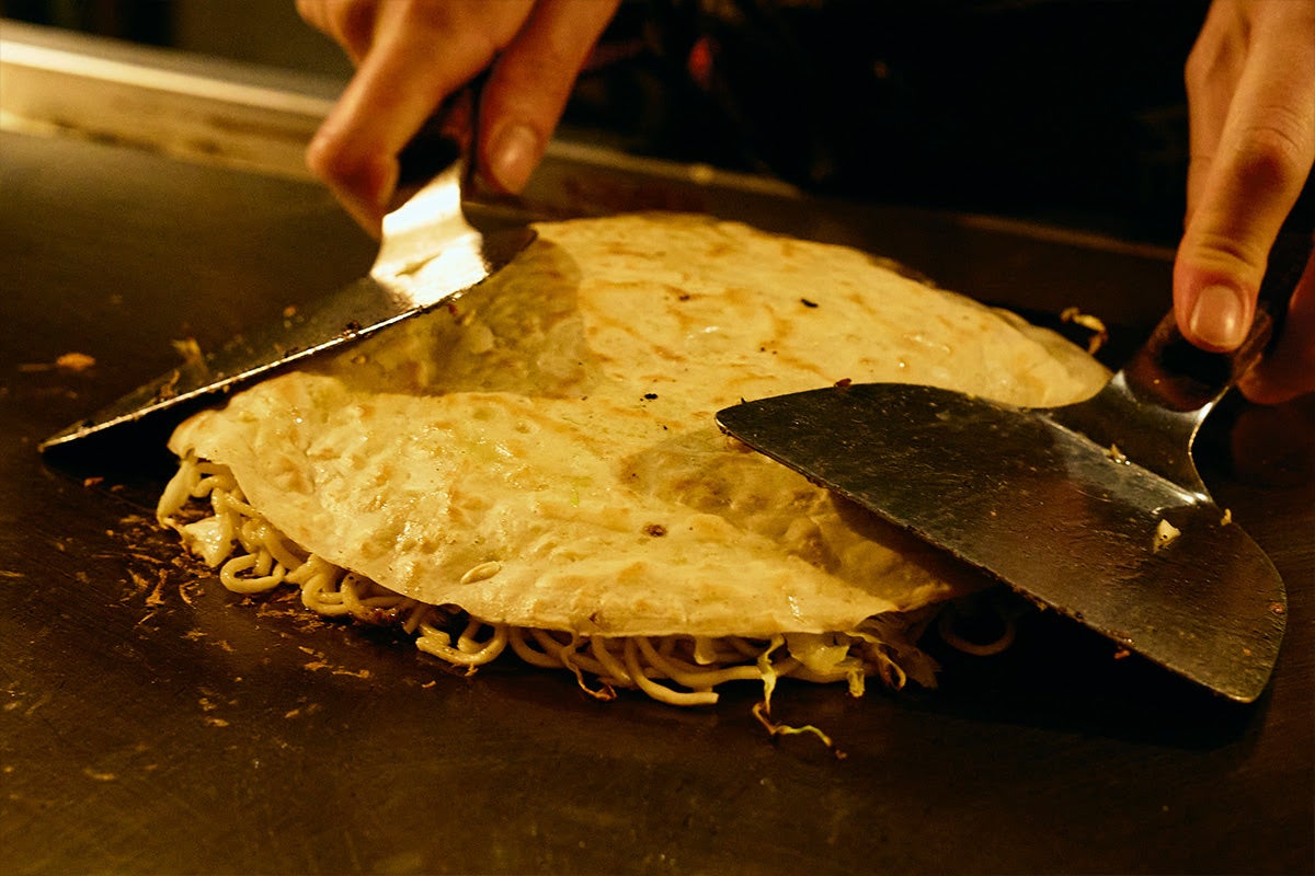 千歳烏山のお好み焼き店「遊人里」仕込み中の様子2