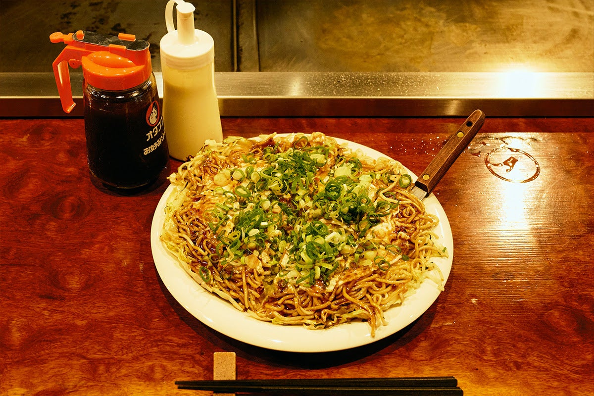 千歳烏山のお好み焼き店「遊人里」看板メニューとソースマヨ